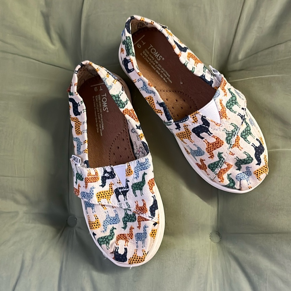 Toms T9 children’s shoes. Llama pattern